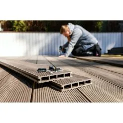 MCCOVER PACK 1 M² Lame De Terrasse Composite Prima ACCESSOIRES (3 Coloris) 2200mm - Coloris - Chocolat, Epaisseur - 19 Mm, Largeur - 12 Cm, Longueur - 220 Cm, Surface Couverte En M² - 1 - Chocolat -Espace Habitat Boutique 1934081 4